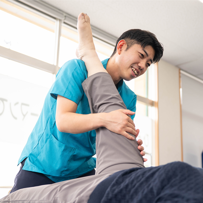 足をマッサージする男性
